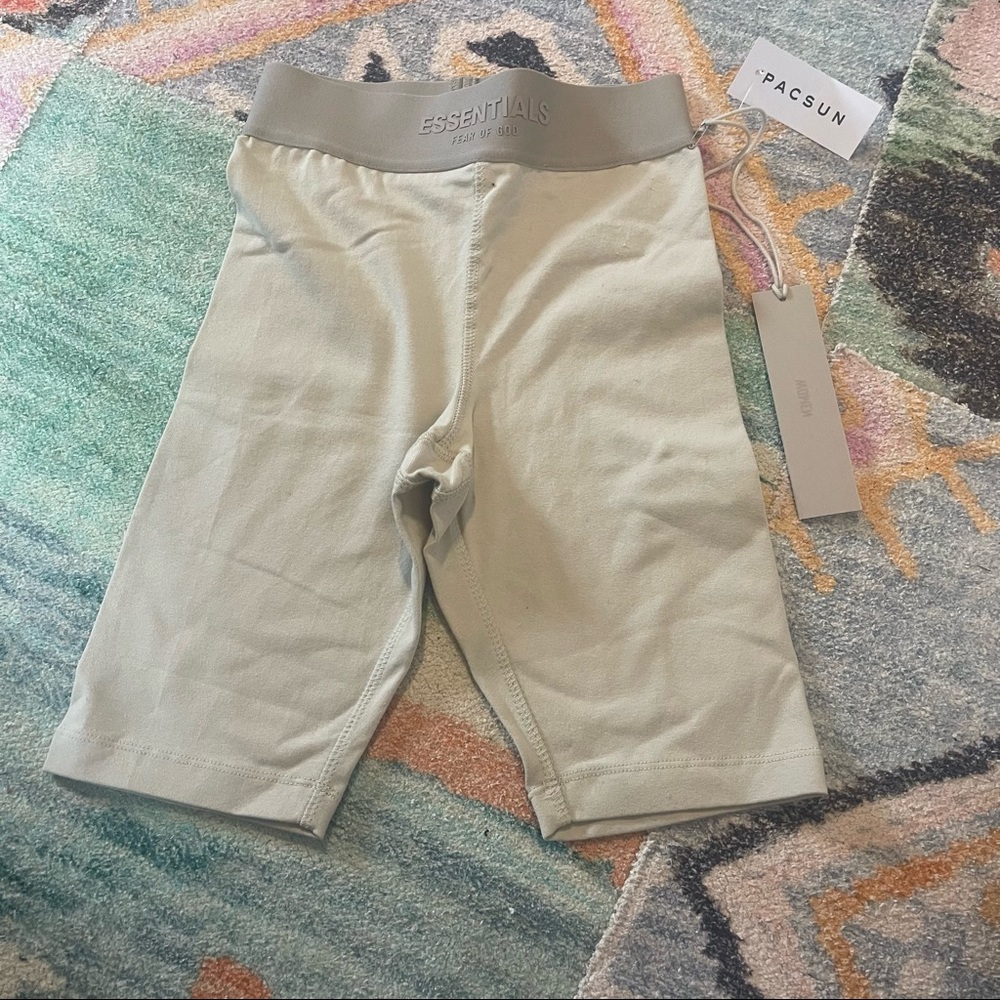 Essentials shorts - Picture 3 of 7